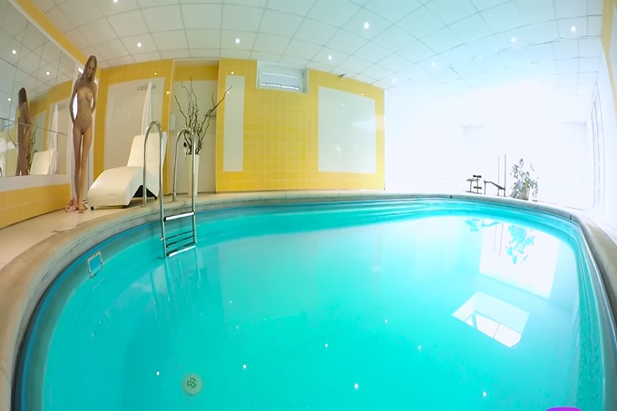 VR系列极品豪乳女模特裸泳 在泳池边对着镜头诱人自慰高潮颤抖 画